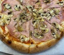 Пицца с ветчиной и грибами