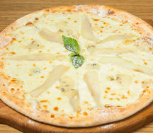 Пицца с плавленым сыром и карамельной грушей