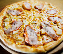 Пицца с куриной грудкой и ананасами