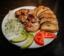 Cвинoе филе с картофелем на углях