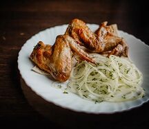 Куриный шашлык с картофелем фри и свежими овощами