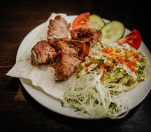 Cвинoе филе с картофелем фри и свежими овощами