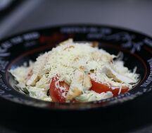 Салат Цезарь с курицей