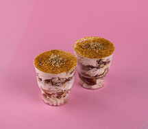 Медовик с грецким орехом в стаканчике