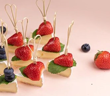 Набор канапе камамбер и клубника