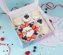 Бенто-торт и капкейки 8 марта с ягодами