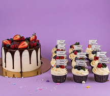 Торт на выпускной Ягодный и капкейки 12шт