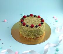 Торт с ягодами крем чиз фисташковый