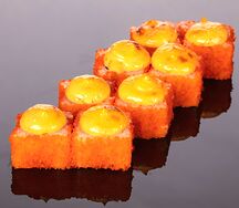 Запеченный ролл с гребешком и лососем