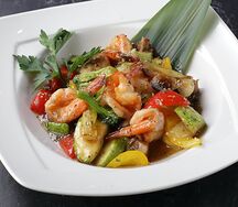 Креветки в чесночном соусе с овощами