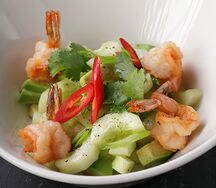 Салат с тигровыми креветками и авокадо