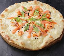 Пицца с лососем и креветками