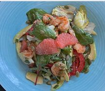 Салат с тигровыми креветками, грейпфрутом и авокадо