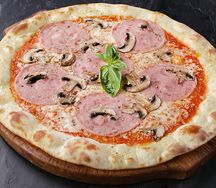 Пицца с ветчиной и шампиньонами