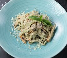 Домашняя паста с цыпленком и кремом из белых грибов