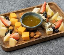 Тарелка с сыром