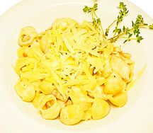 Лумаке Альфредо с курицей и грибами в сливочном соусе