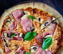 Пицца с ветчиной и грибами