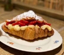 2 меренговых круассана с клубникой