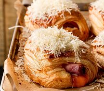 2 слойки с тамбовским окороком и сырами