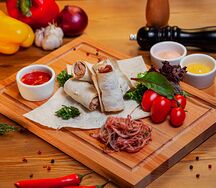 Люля-кебаб из курицы в лаваше с овощами