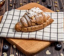 Круассан с миндалем