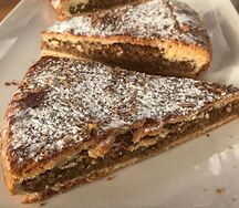 Кусочек пирога с грецким орехом
