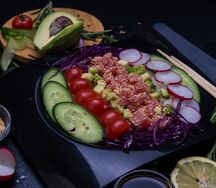 Поке с острым тунцом