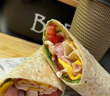 Кофе и Ролл-тортилья с индейкой и беконом