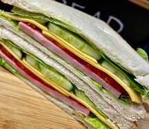 Сэндвич пшеничный с сыром и ветчиной