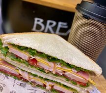 Кофе и сэндвич пшеничный с индейкой и беконом