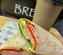 Кофе и ролл-тортилья с сыром и ветчиной