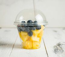 Ананас и голубика в стакане