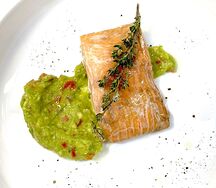 Стейк из лосося су-вид с гуакамоле