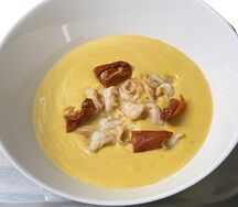 Крем-суп из тыквы с креветками и вялеными томатами