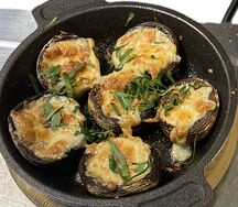 Шампиньоны с чесноком из печи