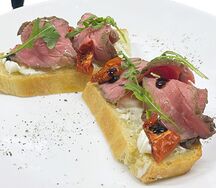 Брускетта с ростбифом