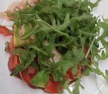 Руккола с креветками с ореховым соусом