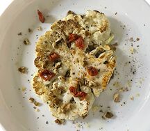 Стейк из цветной капусты с ореховым соусом