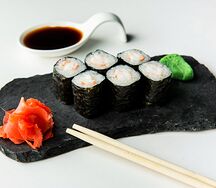 Классический ролл с креветками