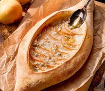 Хачапури с грушей и дорблю