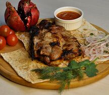 Стейк из cвинoй шейки на кости