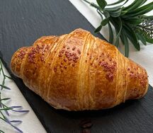 Круассан с малиной