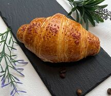 Круассан с вишней и заварным кремом