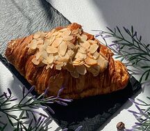 Круассан с миндальным кремом