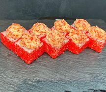 Запеченный ролл с крабом и лососем терияки