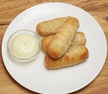 Острые сырные палочки моцарелла с соусом айоли