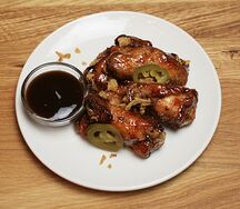 Куриные крылья Баффало с соусом барбекю