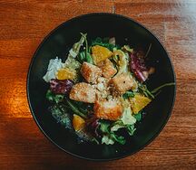 Микс салат с семгой и соусом Юдзу