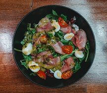 Микс-салат с перепелиными яйцами и ростбифом